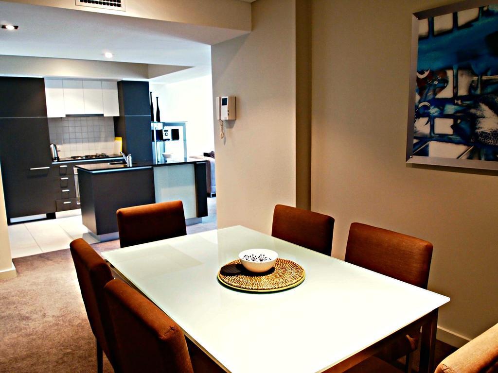 Adelaide Dress Circle Apartments - North Terrace Chambre photo